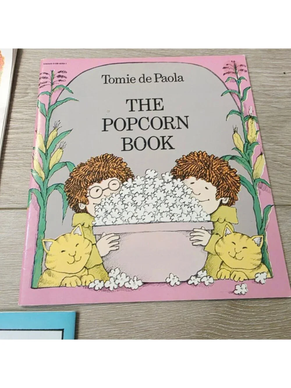3 Vtg Tomie De Paola Kid Books Popcorn Kids Cat Guess Who's Santa's for Dinner